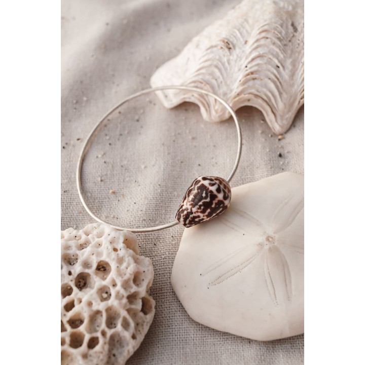 Jonc Mara C, Bracelet artisanal argent massif et coquillage | Kléa