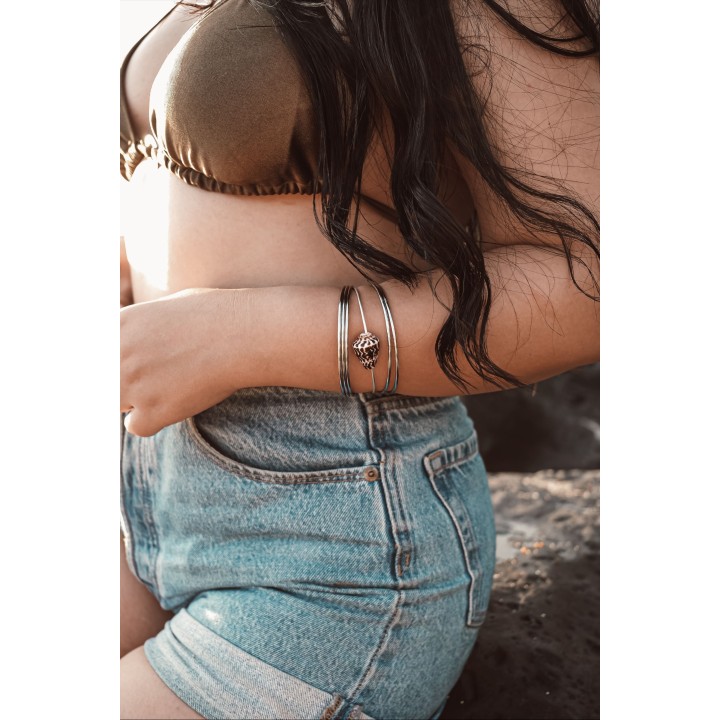 Jonc Mara C, Bracelet artisanal argent massif et coquillage | Kléa